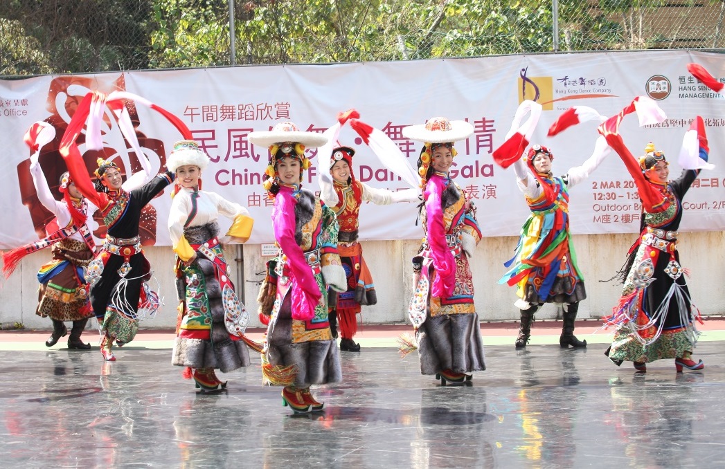 The last dance “Glamour of Chinese Ethnic Dance” filled the air with festive ambience